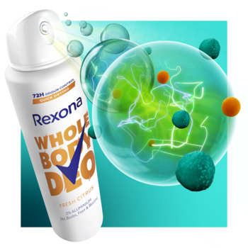 Biały spray Rexona Whole Body Deo Fresh Citrus, z rozpylaną mgiełką, na dynamicznym zielono-niebieskim tle.