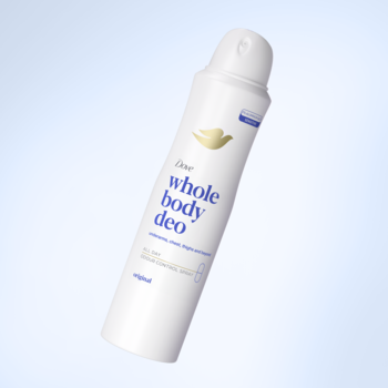 Biały dezodorant w sprayu Dove Whole Body Deo 72h unosi się na błękitnym tle, widok z przodu.