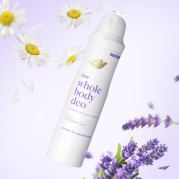 Biały Dove Whole Body Deo Lavender & Chamomile spray, otoczony kwiatami lawendy i rumianku, na fioletowym tle.