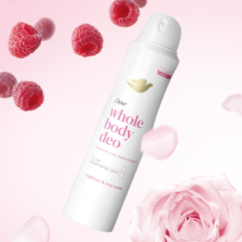 Biały dezodorant Dove Whole Body Deo Raspberry & Rose, otoczony unoszącymi się świeżymi malinami i różami na różowym tle.