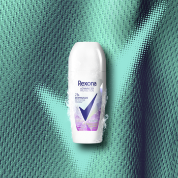 Antyperspirant Rexona Cooling Frozen Acai & Jasmine, biały roll-on na tle w odcieniu turkusu.