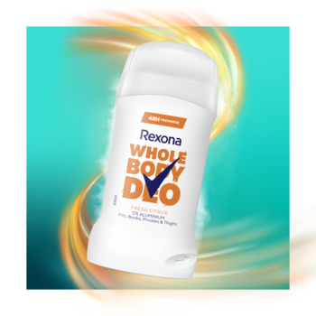 Biały dezodorant w sztyfcie Rexona Whole Body Deo Fresh Citrus, 0% Aluminium, na tle turkusowo-pomarańczowym.