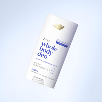 Biały sztyft Dove Whole Body Deo Original, z niebieskimi detalami, uniesiony na jasnoniebieskim tle.