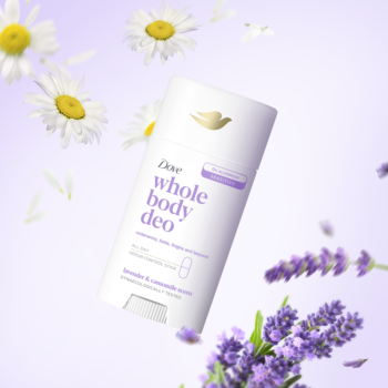 Dove Whole Body Deo Lavender & Chamomile, biały sztyft z fioletową etykietą, wśród lawendy i rumianku na fioletowym tle.