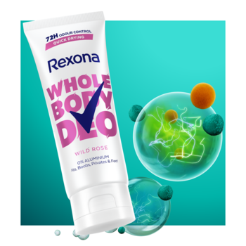 Biała tuba Rexona Whole Body Deo Wild Rose 0% aluminium z różowym napisem i niebieskim znacznikiem, na zielono-turkusowym tle.