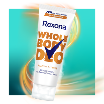 Rexona Whole Body Deo Fresh Citrus w białej tubce, widok z przodu na tle turkusowo-pomarańczowych smug.
