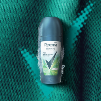Rexona Men Advanced Protection Iced Lemon & Sage 72h roll-on, turkusowa butelka, widok z przodu, na sportowej tkaninie.
