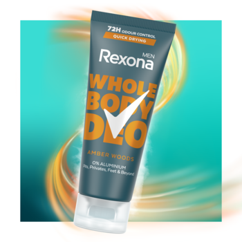 Rexona Men Whole Body Deo Amber Woods w kremie, ciemna tuba z pomarańczową etykietą, 0% aluminium, na tle turkusowym.