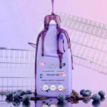 Fluff Blueberry Mochi żel pod prysznic, fioletowa butelka z lejącym się fioletowym żelem, borówki.
