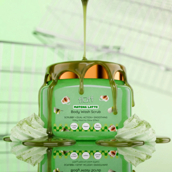 Zielony peeling Fluff Matcha Latte Body Wash Scrub w słoiczku z cieknącą zieloną emulsją i kremowymi spiralami.