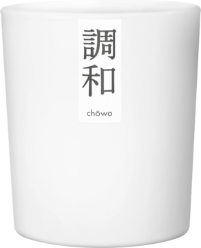 Świeca zapachowa Chowa w białym cylindrze z napisem 調和 chōwa. Nuty: trawa cytrynowa, irys, drzewo sandałowe.