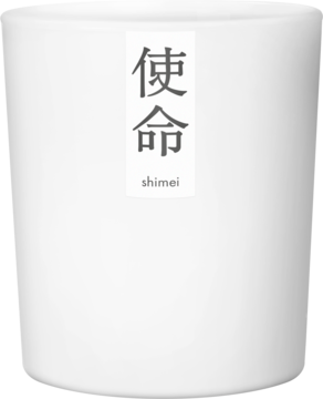 Biała świeca Shimei o świeżym, wodno-cytrusowym zapachu, w cylindrycznym kubku z japońskim napisem, z przodu.