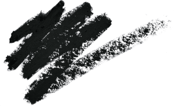 Zbliżenie na czarne smugi kredki do oczu L’Oréal Paris Haute Couleur, test intensywnego koloru.