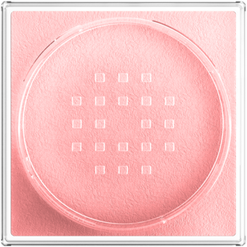 Matujący puder sypki Maybelline Fit Me w przezroczystym, okrągłym opakowaniu z sitkiem, widok z góry na jasnoróżowy produkt.