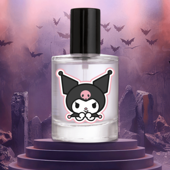 Perfumy Kuromi w szklanej butelce z czarnym korkiem, na mrocznym, fioletowym tle z latającymi nietoperzami.