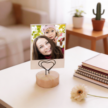 Uchwyt na zdjęcia Happy Color MIX: drewniany krążek z metalowym sercem, trzymający zdjęcie matki i córki.