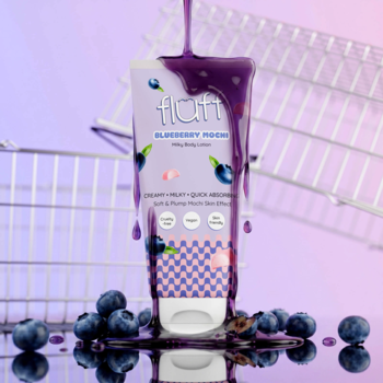 Balsam do ciała Fluff Blueberry Mochi, fioletowa tuba z wylanym borówkowym płynem i owocami.