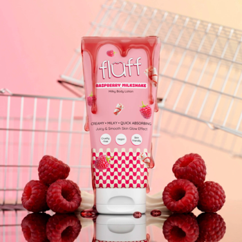 Różowy nawilżający balsam Fluff Raspberry Milkshake, tubka z kapiącym płynem i malinami, widok z przodu.