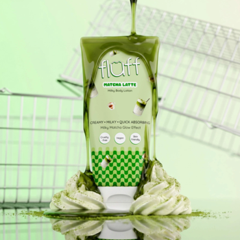 Balsam Fluff Matcha Latte w białej tubce, zielony krem spływa i tworzy piankę u podstawy, widok z przodu.