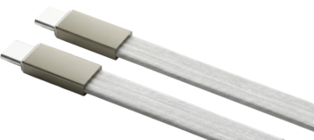 Dwa białe, płaskie kable USB-C z metalowymi, srebrnymi końcówkami, ułożone ukośnie na ciemnym tle.