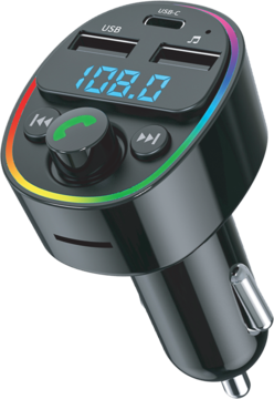 Czarny samochodowy transmiter FM z ładowarką USB-C/USB, cyfrowym wyświetlaczem i podświetleniem RGB, widok pod kątem.