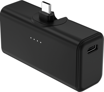 Czarny powerbank 20W USB-C 5000mAh z wbudowaną wtyczką i bocznym portem, widok pod kątem z diodami.