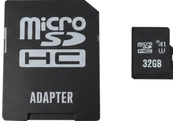 Czarny adapter MicroSD HC i kompaktowa karta pamięci MicroSD 32GB, widok z przodu na ciemnym tle.