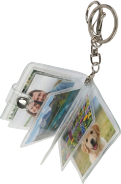 Brelok z mini albumem na zdjęcia, przezroczysty, otwarty, z widocznymi zdjęciami rodzinnymi, krajobrazami i psem.