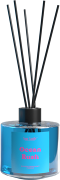 Dyfuzor zapachowy Ocean Rush w przezroczystej butelce z błękitnym płynem i 5 czarnymi patyczkami, widok z przodu.