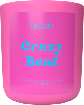 Różowa świeca sojowa Your Candle "Crazy Beat" z niebieskim napisem, w słoiku, widok z przodu.