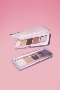 Dwie otwarte Everybody London x Fluff Mini Eyeshadow Palette Soft Love, 5 cieni w różu, brązie, mat i błysk.