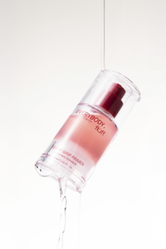 Tilted Everybody London x Fluff Berry Grip Primer w przezroczystej butelce z różową żelową formułą, która kapie.