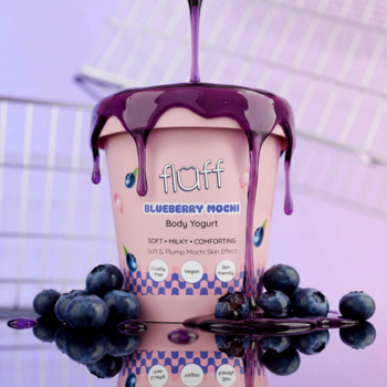 Różowy pojemnik Fluff Blueberry Mochi Body Yogurt z fioletową polewą spływającą po krawędzi, świeże borówki na lustrze.