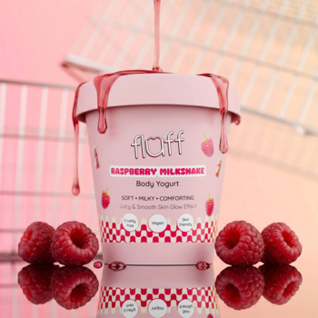 Różowy Fluff Raspberry Milkshake Body Yogurt w tubce z płynącą polewą, otoczony świeżymi malinami, widok z przodu.