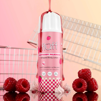 Hlaff Raspberry Milkshake balsam do ciała w białej butelce z malinowym sosem, otoczonej świeżymi malinami.