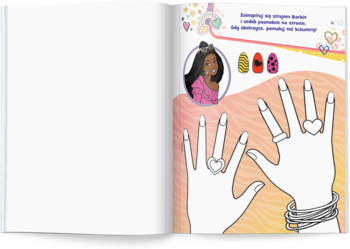 Otwarta kolorowanka Barbie, strona z dłońmi do makijażu paznokci i biżuterii. Postać i próbki lakieru. Kreatywna zabawa.