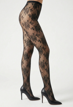 Czarne, przezroczyste kabaretki z delikatnym wzorem róż na nodze modelki w szpilkach, ujęcie z boku.