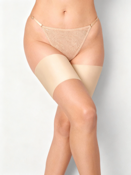 Beżowe satynowe opaski na uda zapobiegające otarciom, noszone przez modelkę, widok na nogi i bieliznę.