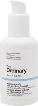Biała butelka The Ordinary Body Care Niacinamide 5% Face and Body Emulsion z pompką, widok z przodu.