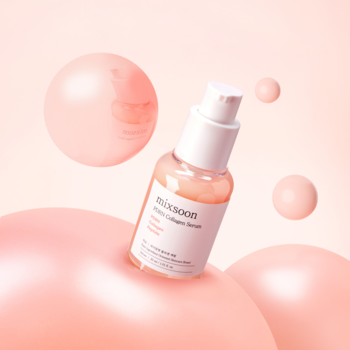 mixsoon bean collagen serum, butelka z różowym płynem i białą pompką, unosi się wśród pastelowych kul na brzoskwiniowym tle.