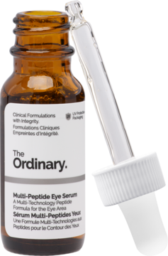 The Ordinary Multi-Peptide Eye Serum w bursztynowej butelce z otwartą pipetą, widok pod kątem, z bliska.