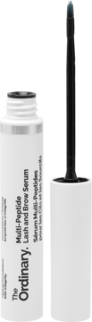 Otwarta butelka serum The Ordinary Multi-Peptide Lash and Brow Serum z wyjętym aplikatorem.
