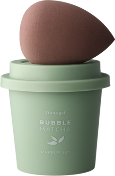 Zestaw Donegal Bubble Matcha: gąbeczka do makijażu w kształcie kropli, różowa, w miętowym etui-kubku. Widok z przodu.