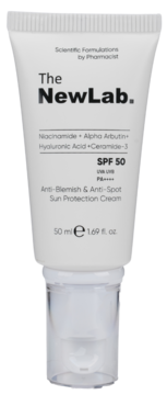 Biała tuba The NewLab. Anti-Blemish & Anti-Spot Sun Protection Cream SPF 50, z Niacinamide, widok z przodu.