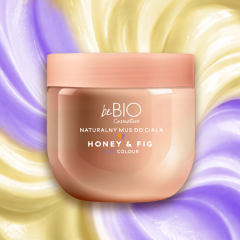 beBIO Naturalny mus do ciała Honey & Fig, brzoskwiniowy słoik, widok z przodu, na tle kremowo-fioletowych fal.
