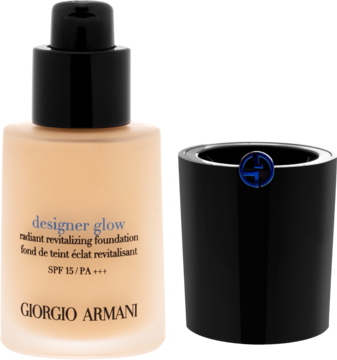 Rozświetlający podkład do twarzy Giorgio Armani Designer Glow SPF 15, beżowa butelka z matowego szkła, czarna pompka i nakrętka.