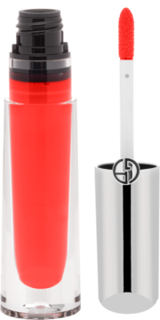 Giorgio Armani Prisma Glass, koralowy błyszczyk w przezroczystej butelce, otwarty z wysuniętym aplikatorem.