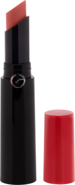 Otwarta pomadka Giorgio Armani Lip Power w czarnym etui, z koralową satynową szminką i czerwoną nakładką obok.