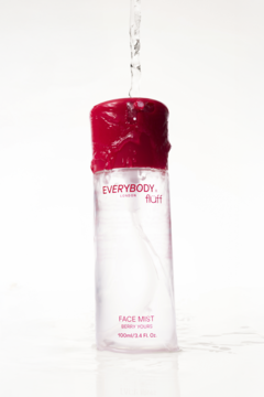 Mgiełka nawilżająca do twarzy Everybody London x Fluff, butelka z czerwoną nakrętką, na którą spływa woda.