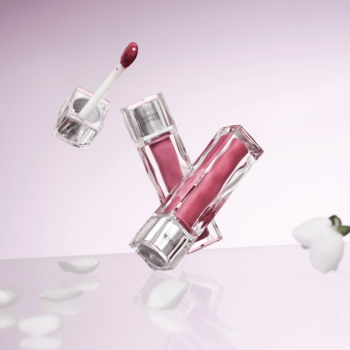 Dwa błyszczyki Muzigae Mansion Icy Glow Sway, przezroczyste tubki z różowym odcieniem, jeden z unoszącym się aplikatorem.